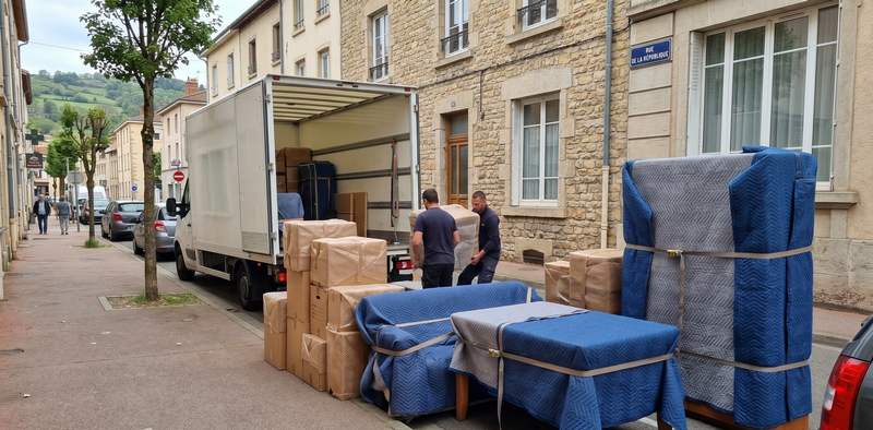 Déménageurs chargeant des meubles protégés à Tarare