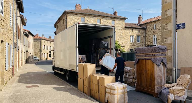 Déménageurs chargeant des meubles protégés à Thizy